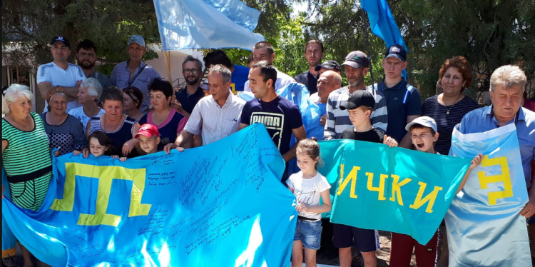 Una protesta contra l'ocupació russa de Crimea, amb banderes del poble tàtar. 