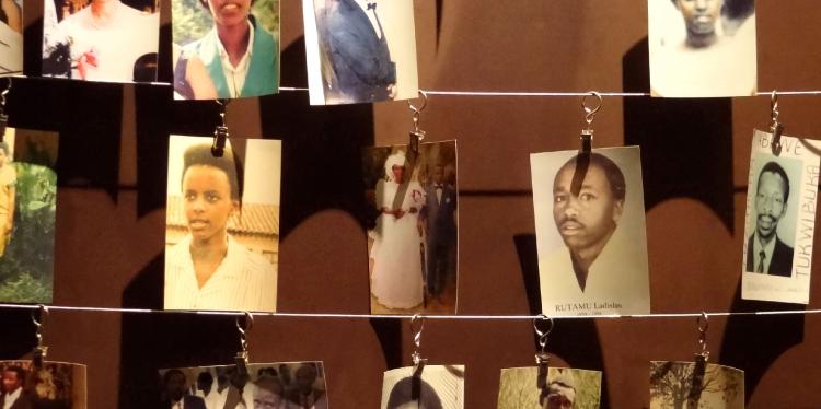 Fotografies de víctimes del genocidi. Memorial del Genocidi, a Kigali (Ruanda).